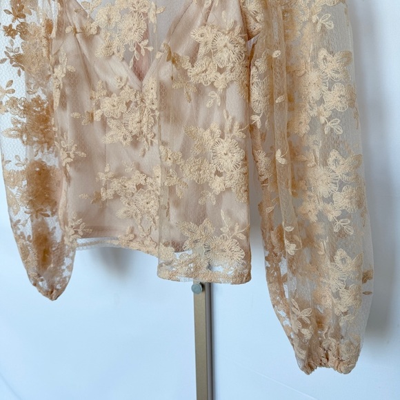 Peach Couture Women's Beige Sheer Floral Embroidered Blouse Size M Cropped - Picture 3 of 11